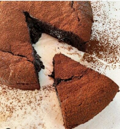Pročitajte više o članku Čokoladna souffle torta: bez glutena, šećera i brašna