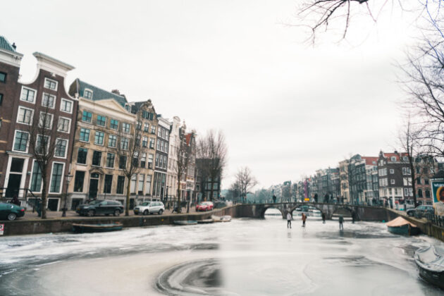 Pročitajte više o članku Zaleđeni kanali u Holandiji: Holanđani kližu na smrznutim kanalima