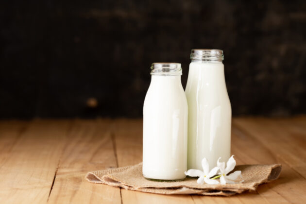 Pročitajte više o članku Da li mlijeko zaista uzrokuje akne?