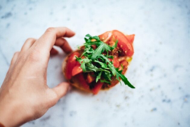 Pročitajte više o članku Bruskete s paradajzom i bosiljkom: Odlična ideja za doručak
