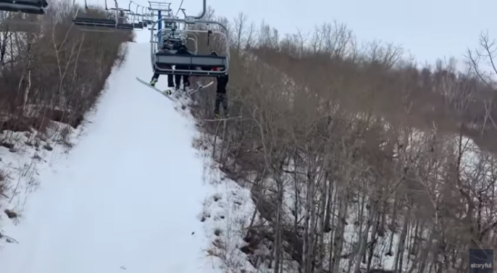 Pročitajte više o članku Dramatična snimka iz Kanade: Dječak visio sa ski lifta