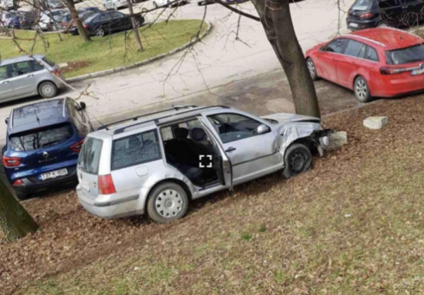 Pročitajte više o članku U Zenici jedna osoba povrijeđena kad je vozilo udarilo u drvo