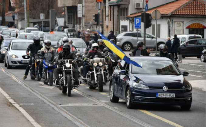 Pročitajte više o članku Hiljade građana vozilima kruži po Sarajevu u znak podrške Bogiću Bogićeviću