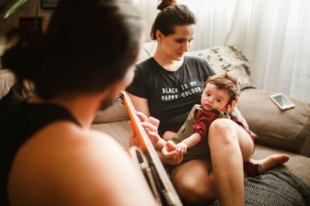 Pročitajte više o članku Muzika i bebe: Pomaže li slušanje muzike da bebe brže uče?