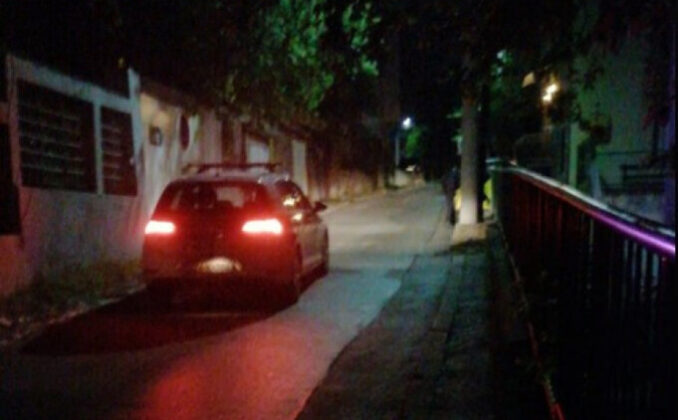 Pročitajte više o članku Dramatična noć u Sarajevu: Policajac spašavao glavu i upucao psa, pali kradljivci vozila