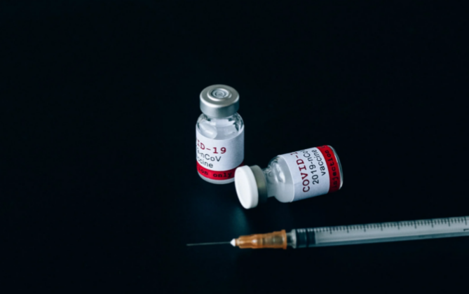 Pročitajte više o članku U Velikoj Britaniji 7 osoba vakcinisanih AstraZenecom umrlo zbog ugrušaka u krvi