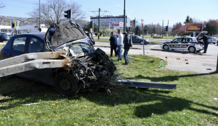 Pročitajte više o članku Automobil srušio bilbord i stablo u sarajevskom naselju Stup