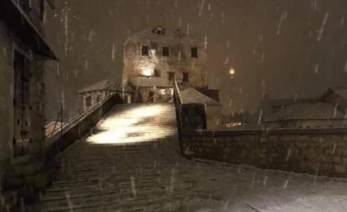 Pročitajte više o članku Snijeg u Mostaru, neuobičajen prizor VIDEO