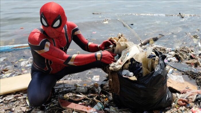 Pročitajte više o članku Indonezija: U kostimu superheroja čisti obalu kako bi pozvao na zaštitu okoliša