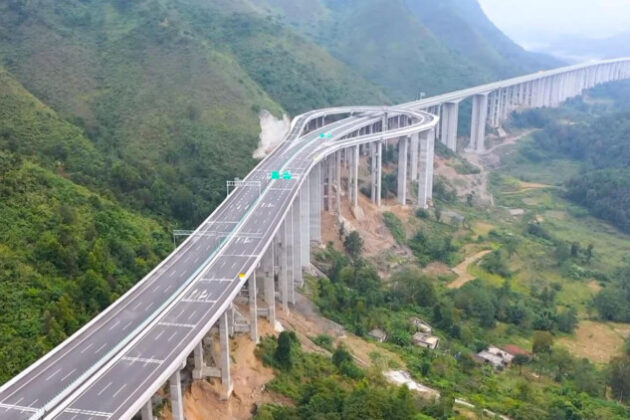Pročitajte više o članku Planinski autoput u Kini ima okretaljku za vozače koji pogriješe