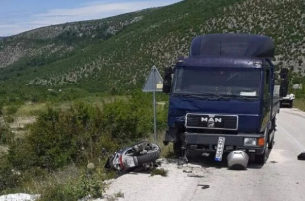 Pročitajte više o članku Poginuo motociklista nakon sudara s kamionom na putu Stolac – Ljubinje