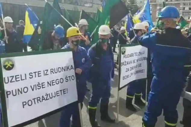 Pročitajte više o članku Više stotina rudara protestuje ispred zgrade Vlade Federacije BiH