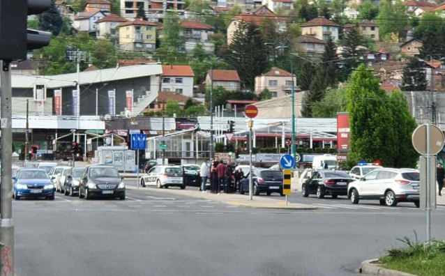 Pročitajte više o članku Zbog nesporazuma u saobraćaju potukli se vozači u centru Sarajeva