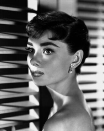 Pročitajte više o članku 10 vječnih modnih komada koje smo zavoljeli zbog Audrey Hepburn