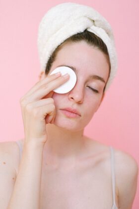 Pročitajte više o članku Kako da sami napravite odstranjivač šminke: 6 recepata