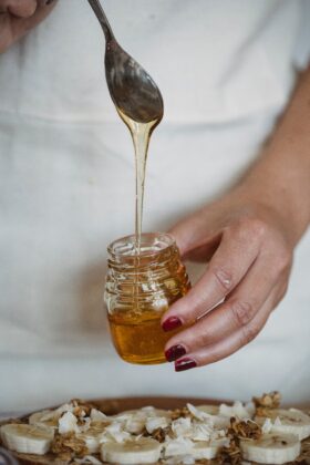 Pročitajte više o članku Zašto je dobro pojesti kašiku meda prije spavanja?