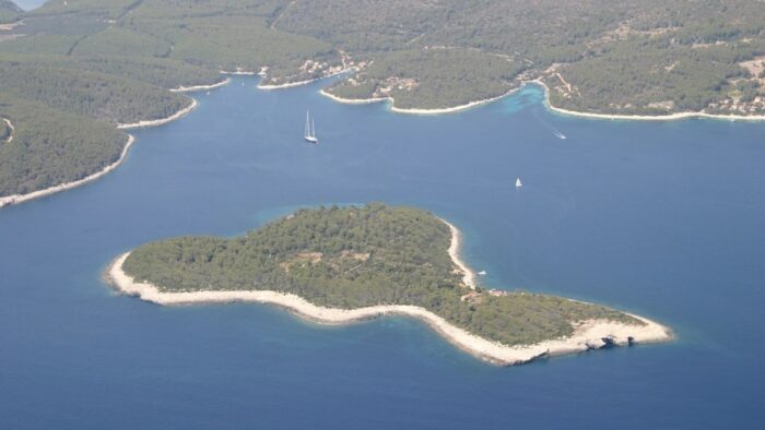Pročitajte više o članku Otok Trstenik prodaje svoju malu oazu mira na Korčuli