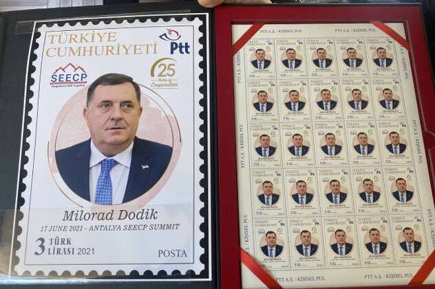 Album sa poštanskom markicom i likom Milorada Dodika
