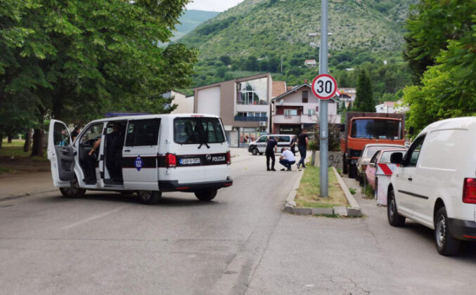 Pročitajte više o članku Revolveraši u Mostaru unajmili automobil kojim su pobjegli policiji: Škoda je danas pronađena
