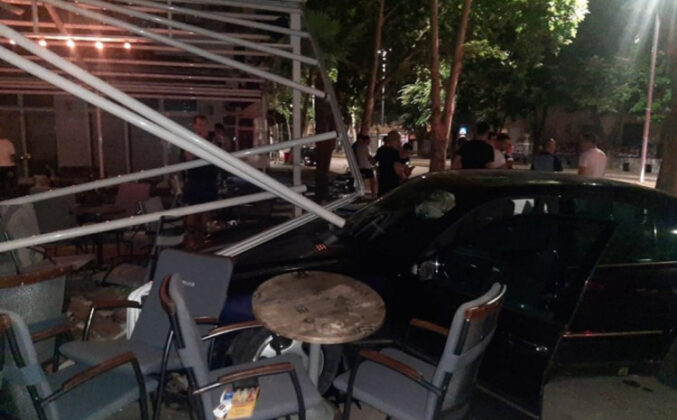 Pročitajte više o članku Užasni prizori iz Mostara: Automobilom uletio na terasu kafića i rasturio je