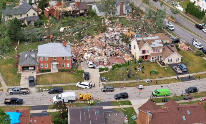 Pročitajte više o članku Nakon razornog tornada desetine oštećenih kuća u predgrađima Chicaga