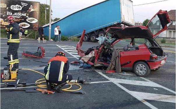 Pročitajte više o članku Sudar kamiona i automobila kod Gračanice: Vozača iz smrskanog vozila izvukli vatrogasci