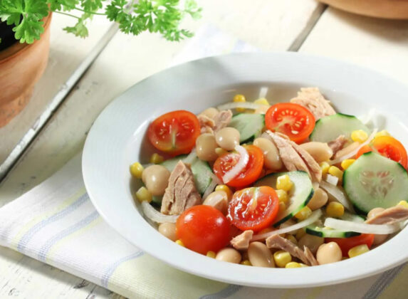 Pročitajte više o članku Recept: Brza salata s tunom za tople ljetne dane
