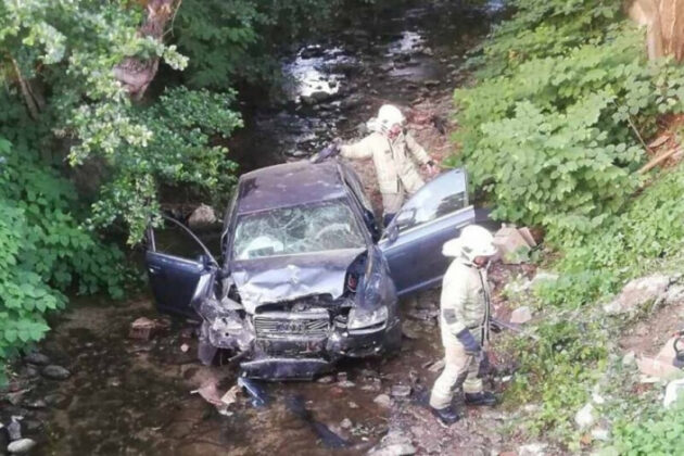 Pročitajte više o članku Teška nesreća u Kozarcu: Audi sletio sa puta i završio u potoku