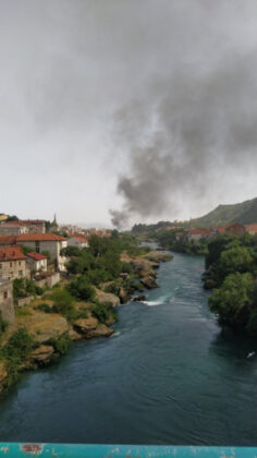 Pročitajte više o članku Gusti dim nad Mostarom, vatra zahvatila vodovodne cijevi