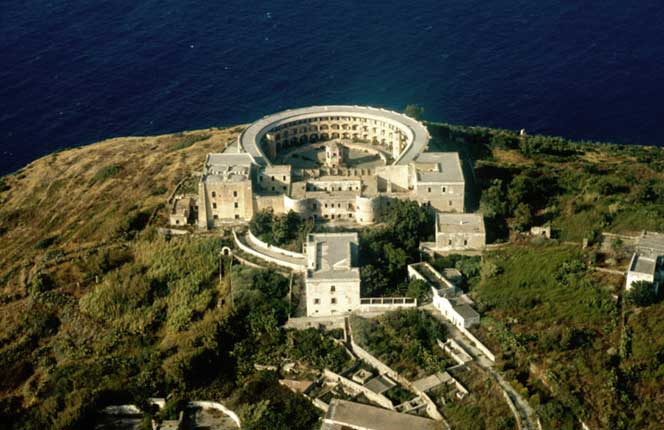 Napušteni vulkanski otok koji se nalazi u Tirenskom moru, a na kojem se prije 56 godina nalazio funkcionalan zatvor, italijanske vlasti planiraju pretvoriti u turističku atrakciju koja će za posjetioce biti otvorena do 2025. godine.
