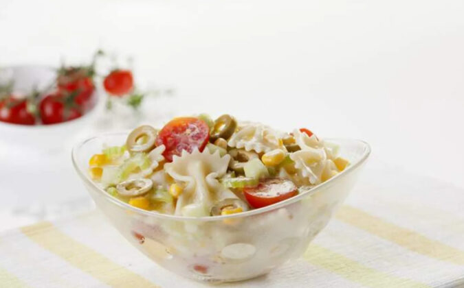 Pročitajte više o članku Recept: Osvježavajuća salata s tjesteninom i povrćem