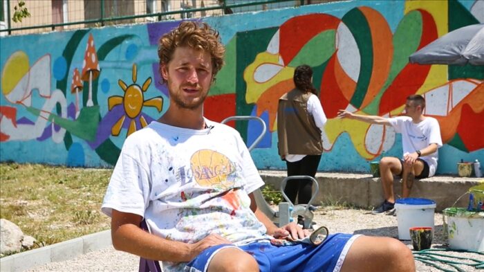 Pročitajte više o članku Svjetski dan izbjeglica: Bh. umjetnik Rikardo Druškić naslikao mural u izbjegličkom centru Salakovac