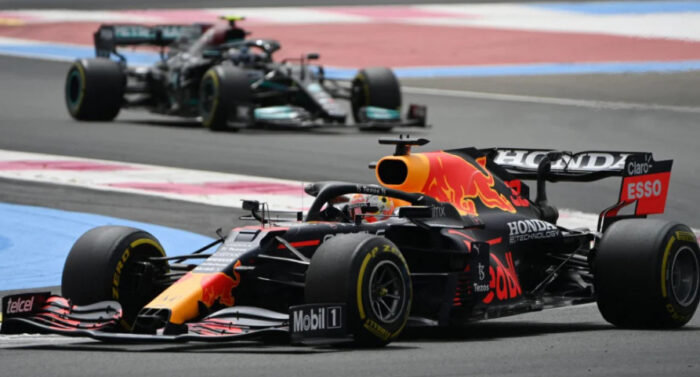 Pročitajte više o članku Verstappen pretekao Hamiltona i pobijedio u Francuskoj