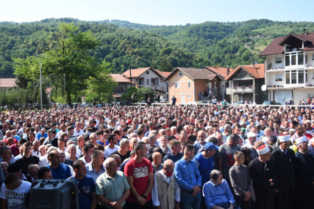 Begov Han je danas najtužnije mjesto u BiH: Hiljade ljudi na dženazi poginulim mladićima