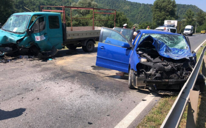 Pročitajte više o članku Nova nesreća na M17: Sudar tri vozila, ima povrijeđenih, saobraćaj obustavljen