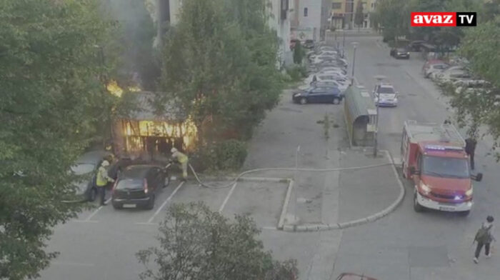 Pročitajte više o članku Haos u Sarajevu: Vatrena stihija progutala šadrvan, oštećeno pet vozila