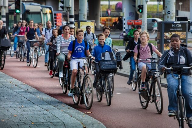 Pročitajte više o članku Stvari zbog kojih vas mogu kazniti dok vozite bicikl u Holandiji