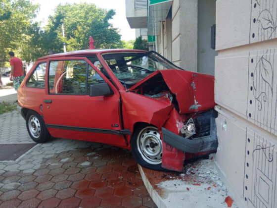 Nakon sudara s motociklistom Opel se zabio u zgradu