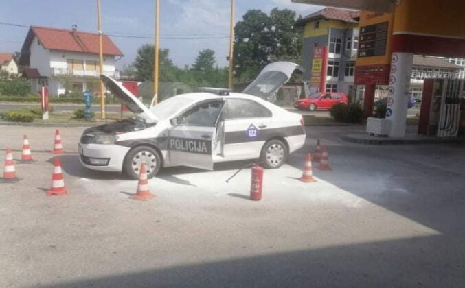 Na benzinskoj pumpi se zapalilo policijsko vozilo