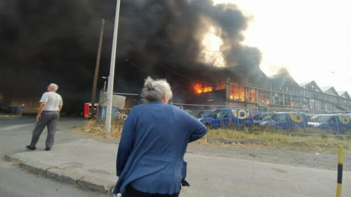 Pročitajte više o članku Izbio veliki požar: Planuo magacin u Luci Beograd
