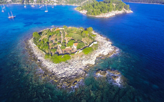 Pročitajte više o članku Otočić u Jadranskom moru sa samo tri kuće za neponovljivo ljetovanje