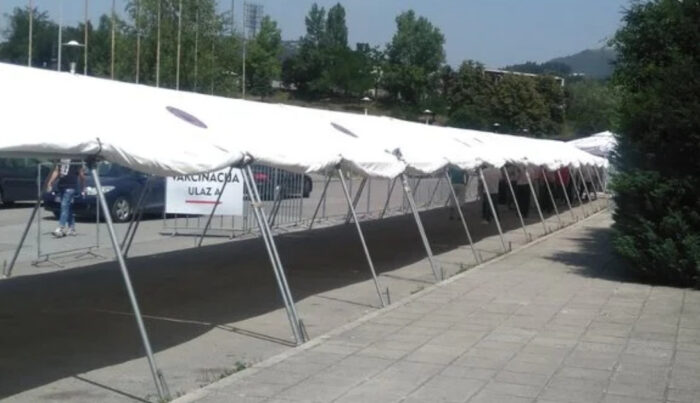 Pročitajte više o članku Ispred Zetre postavljeni šatori kako bi se zaštitili građani koji čekaju na vakcinaciju