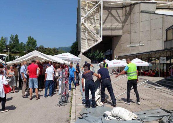 Ispred sarajevske Zetre postavljeni šatori kako bi se zaštitili građani koji čekaju na vakcinaciju