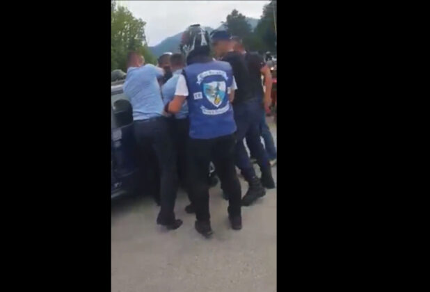 Pročitajte više o članku Video / Pogledajte kako je uhapšen nasilnik koji je napao motocikliste u koloni za Potočare