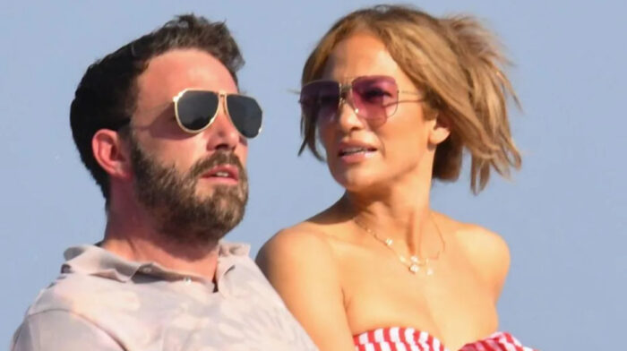 Pročitajte više o članku Jennifer Lopez je yacht-chic u prugastom bandeau i lepršavim hlačama s Benom Affleckom