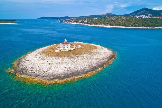 Pročitajte više o članku Znate li za mali hrvatski otok koji je moguće obići u 600 koraka