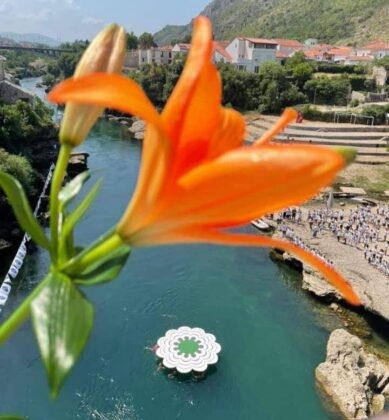 Pročitajte više o članku Mostar: U znak sjećanja na stradanje Bošnjaka Srebrenice izrađen splav u obliku cvijeta Srebrenice