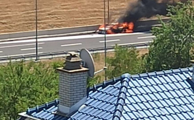 Na autoputu kod Banje Luke zapalio se automobil u kojem je bila majka s djecom