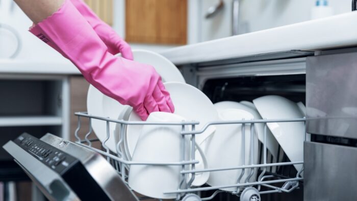 Pročitajte više o članku Evo kako da pravilno očistite mašinu za pranje suđa!