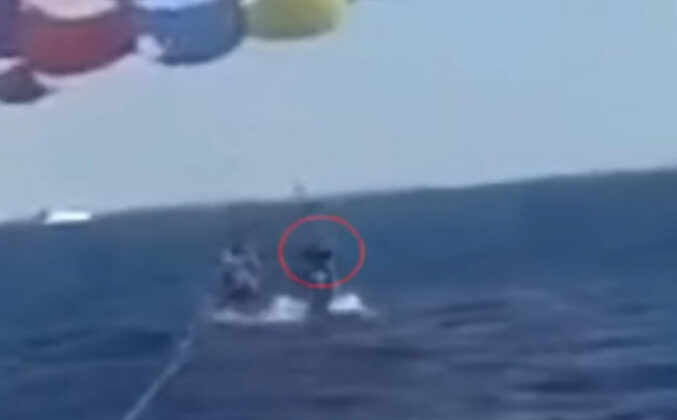 Pročitajte više o članku Zastrašujući snimak: Ajkula iskočila iz vode i otkinula čovjeku dio noge